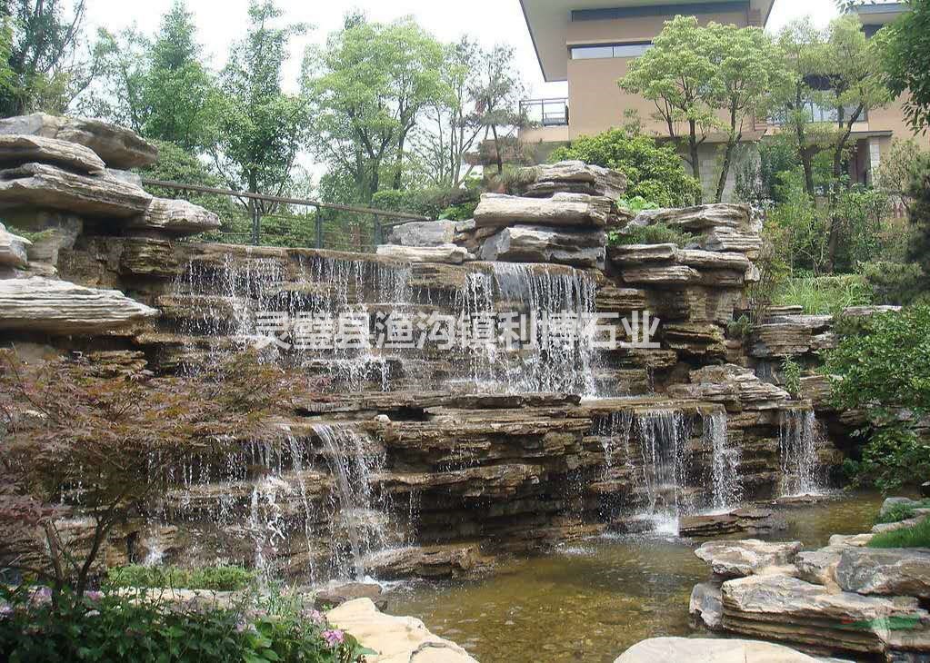 千層石別墅假山安裝/千層石假山施工案例