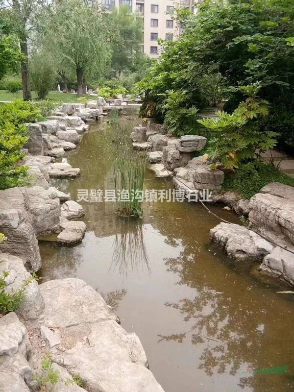 安徽宿州假山護(hù)坡草坪石實景展示