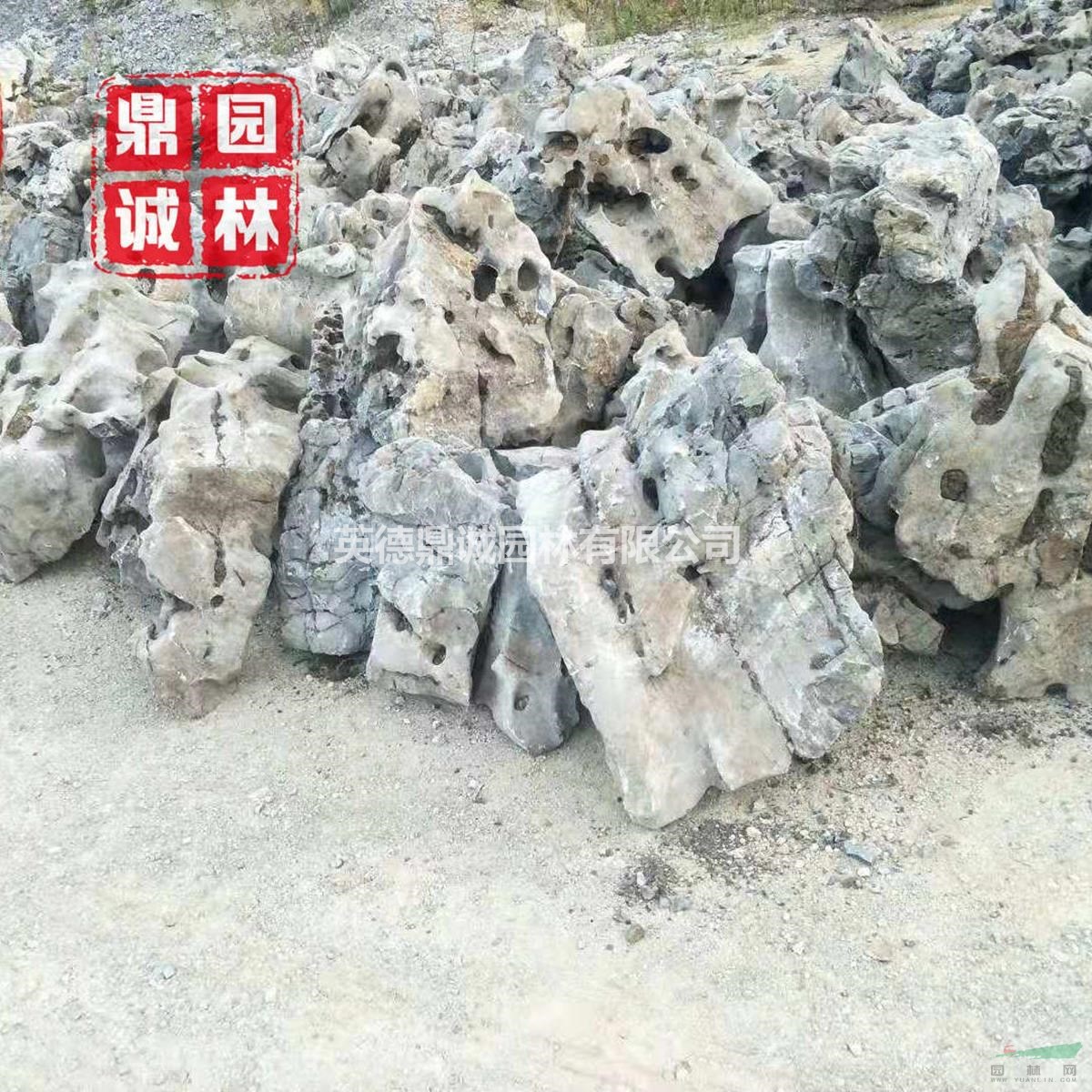白太湖石公園小區(qū)河道施工質(zhì)地堅硬