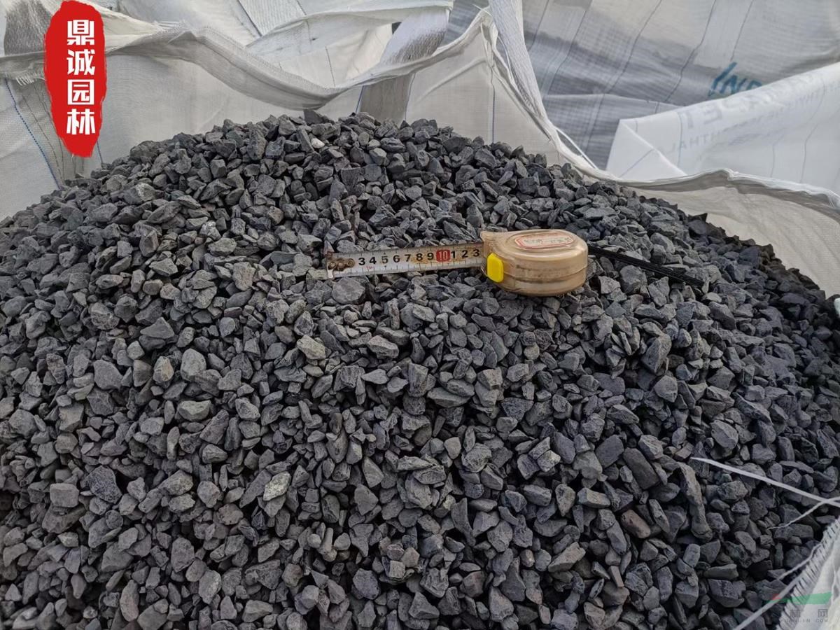 破碎礫石散置膠粘石園藝用砂礫石道路鋪設(shè)鋪裝